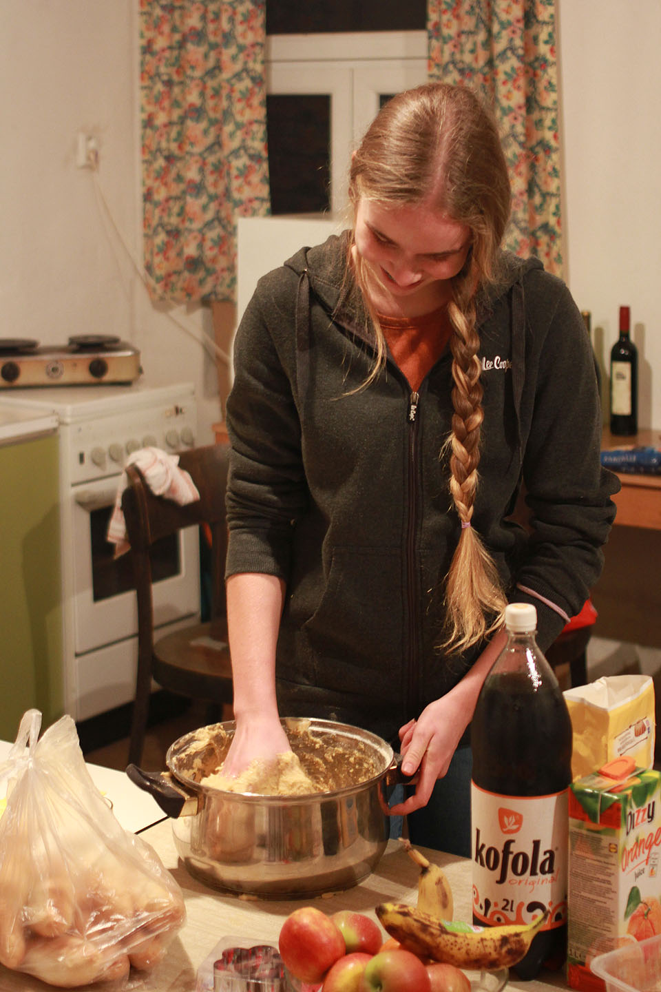 Kačka se naštěstí těsta nebojí a učí mě hnětení se vší grácií. Začínám věřit, že za asistence Tomových rad ty zázvorky dáme nějak dohromady.