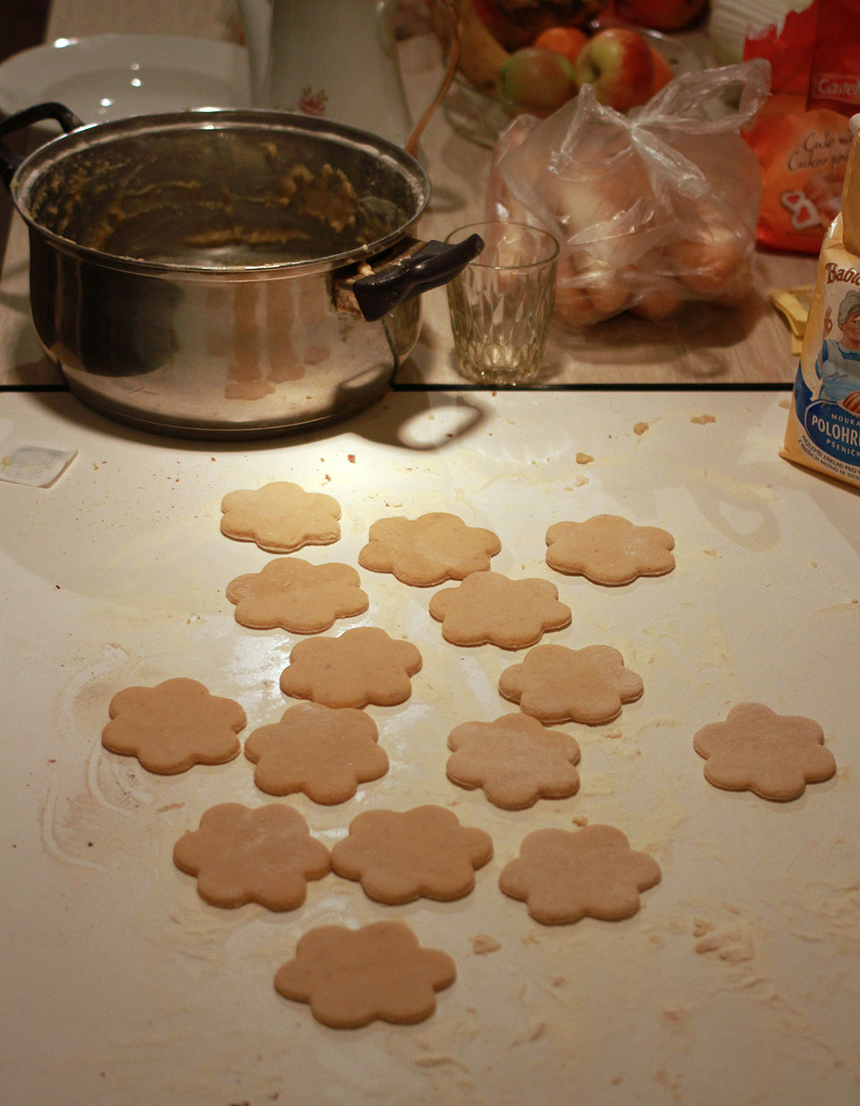 Tradiční tvar formičky jsem nikde nemohl sehnat, nicméně kytička snad neurazí křesťany, židy ani muslimy, o ateistech nemluvě.