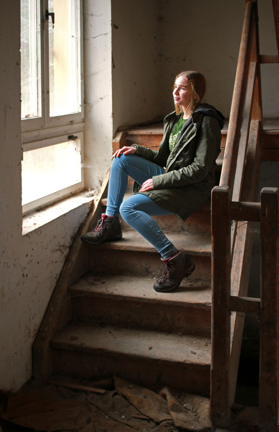 Je to taky jedna z mála budov na Muně, která má cosi jako sklep a horní patro.