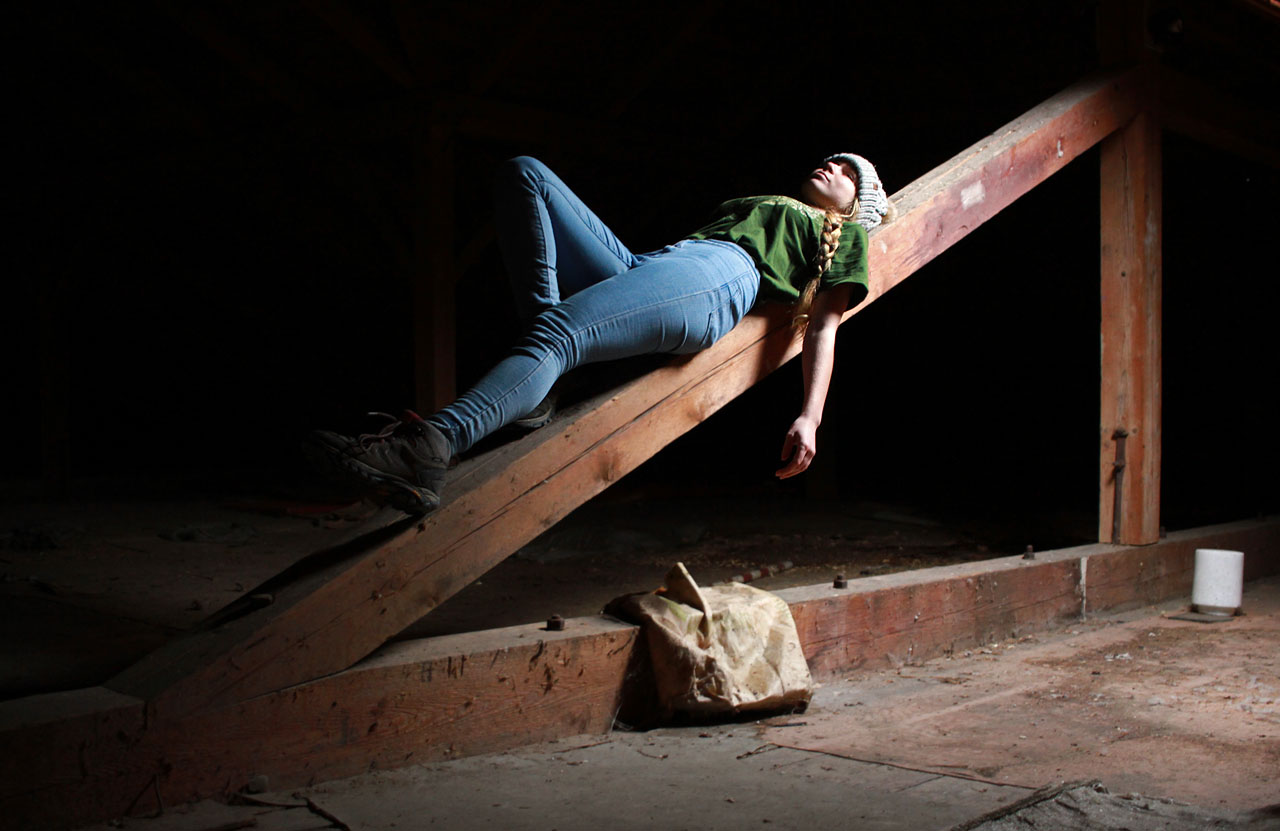 Na půdě budovy je klid téměř fenomenální. Lidé se tu objeví jen jednou, dvakrát do roka.