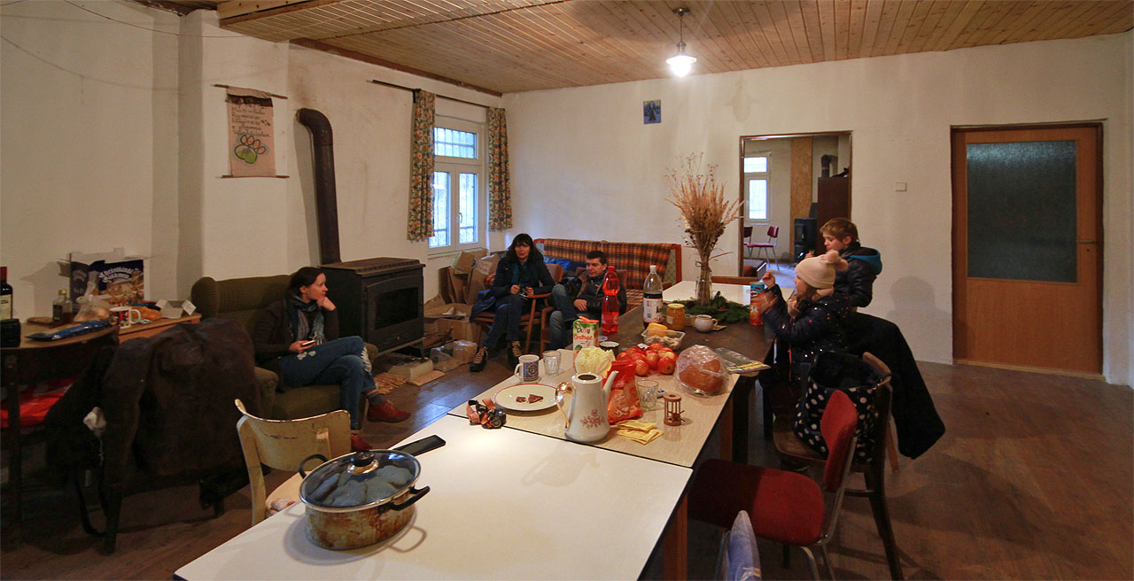 Milou návštěvou byli Burgetovi se Stáňou, kteří mně na výměnu přivezli cukroví a dárky pro mě i pro Munu. Těžko se popisuje, jak jsem byl šťastný, že je po osmi měsících zase vidím (zejména Tomáše s Valčou bych skoro nepoznal jak vyrostli). Po jejich odjezdu však pro mě na Muně začala ta pravá samota!