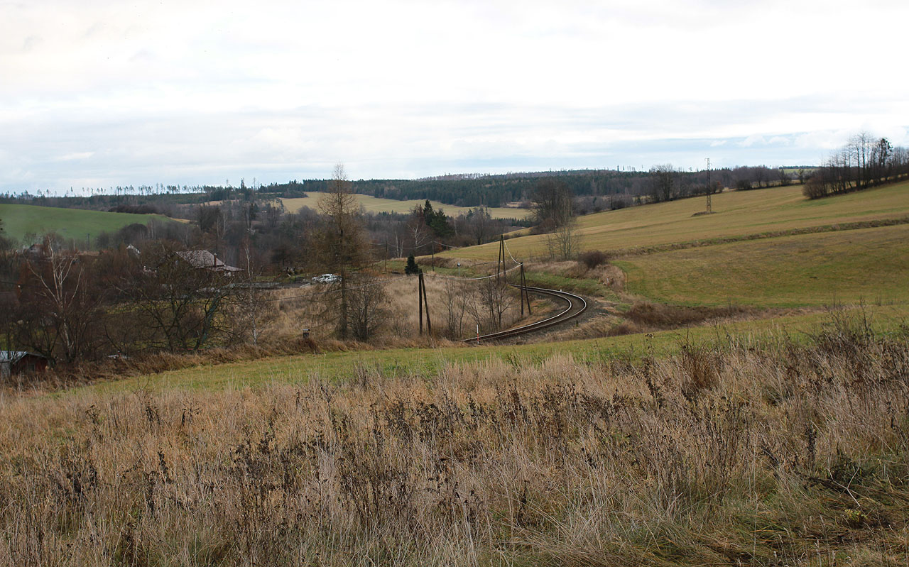 Vlastně docela fádní a šedivá krajina okolo <a href="/Tema/Vítkov">Vítkova</a> pro mě najednou znamenala víc než ty nejexotičtější výlety. Zdálo se mně, jako by se ve chvíli, kdy se přede mnou otevřely stísněné lesy Muny, otevírala úplně nová životní zkušenost. Cítil jsem se staře, unaveně, ale jaksi zvláštně vzletně a osvobozeně. Skoro se mně chtělo zpívat.