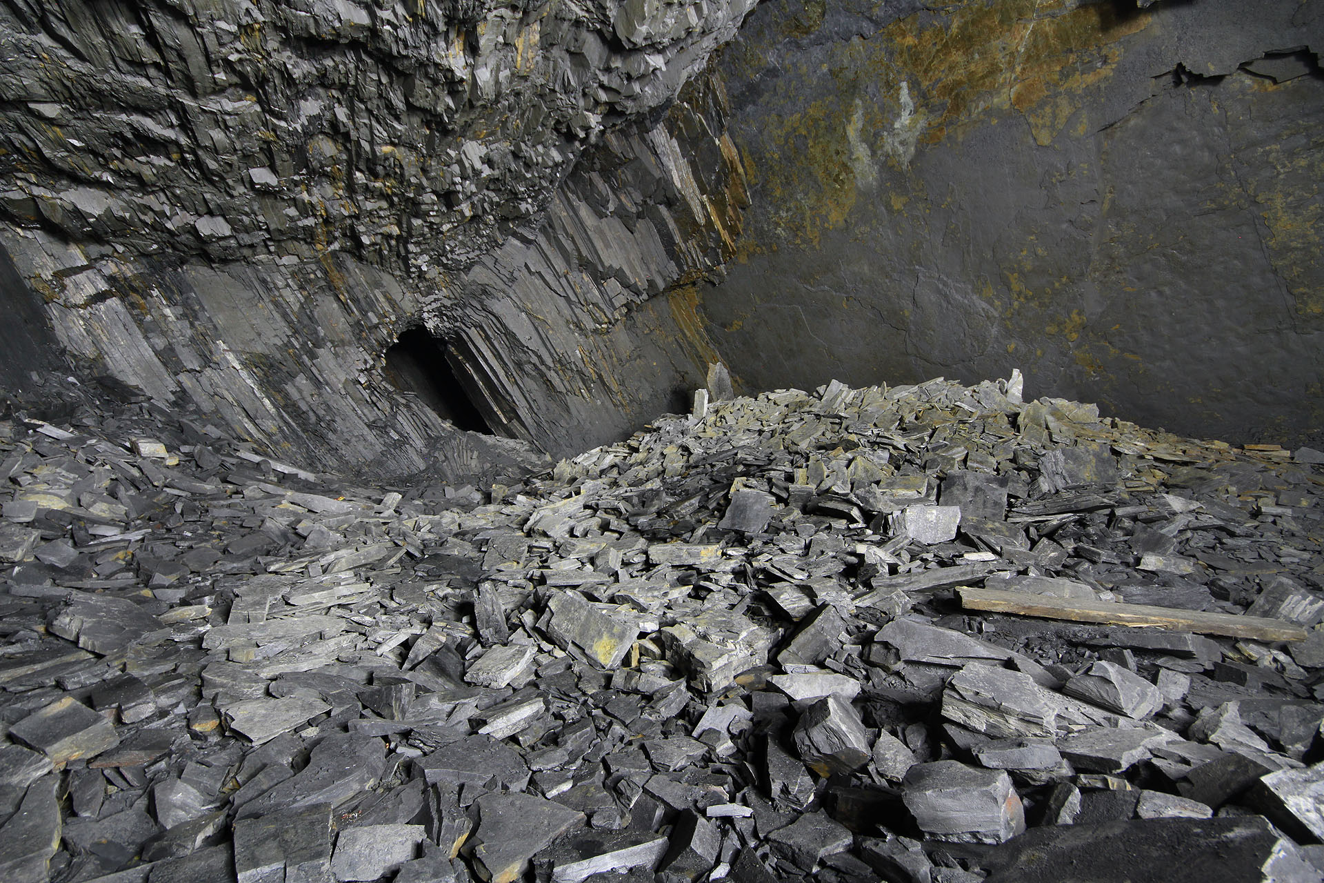 Těžila se tu břidlice a chodby i sály mají proto typický tvar respektující její ukloněné vrstvy.