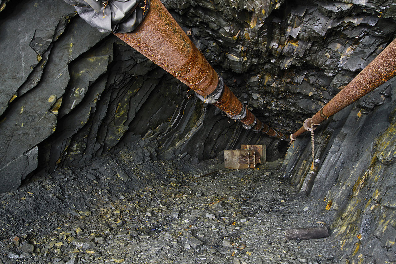 Kromě krásně rezivějícího vzduchového potrubí je ve štole taky cosi jako hřbitov důlních vozíků.