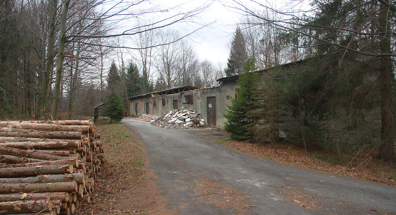 Baráku č. 106 se přezdívá batůžkárna, podle funkce úschovny zavazadel, kterou plnil v průběhu 1. festivalu na Muně v roce 2011. Nejprve na něj spadl strom, vyvrátila se zeď a nedávno je Brontosauři prodali soukromníkovi, který z něj chce vybudovat své letní sídlo.
