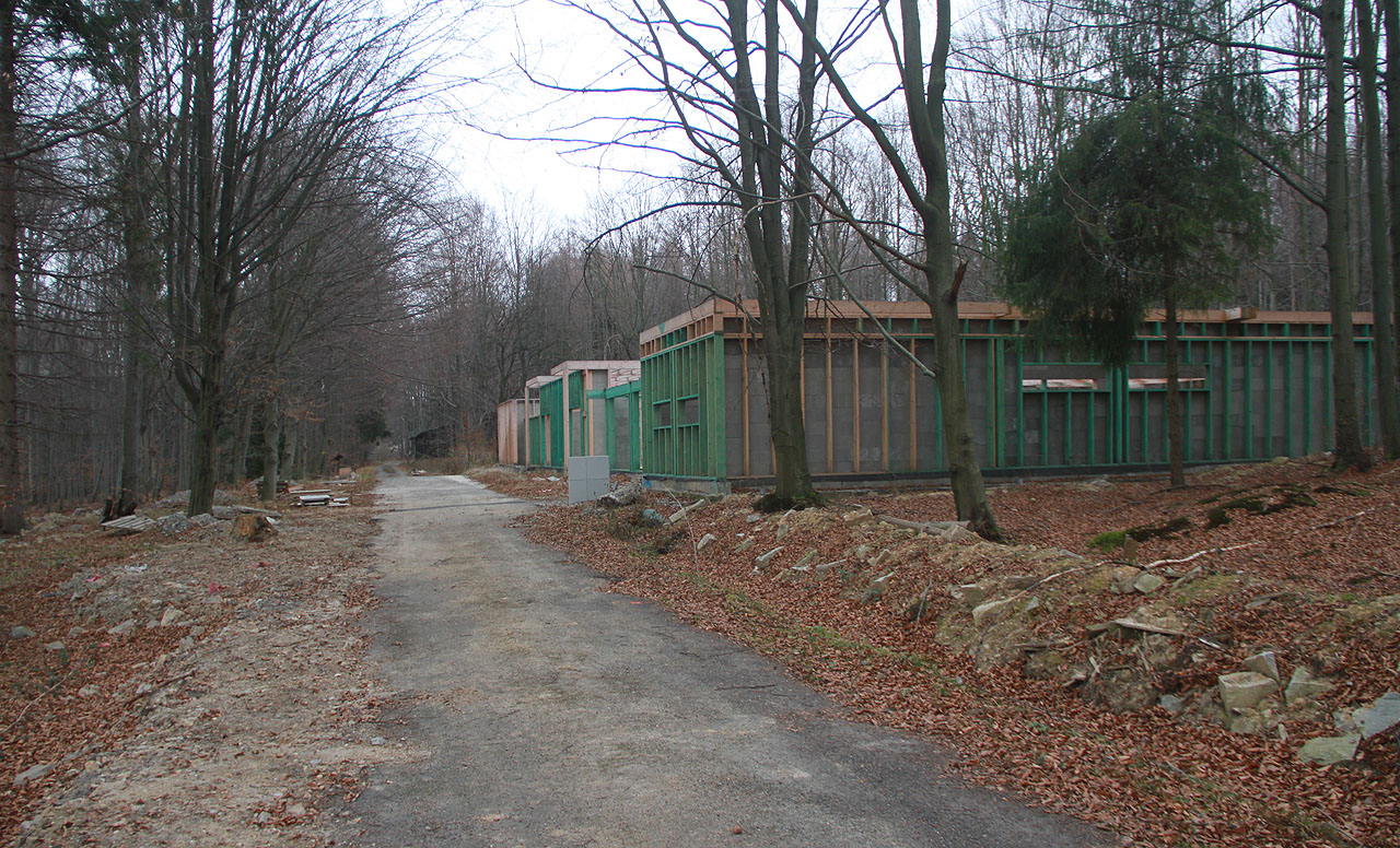 Na místě objektu č. 98 staví místní podnikatel podivnou stavbu. Budova získala přezdívku avengers.