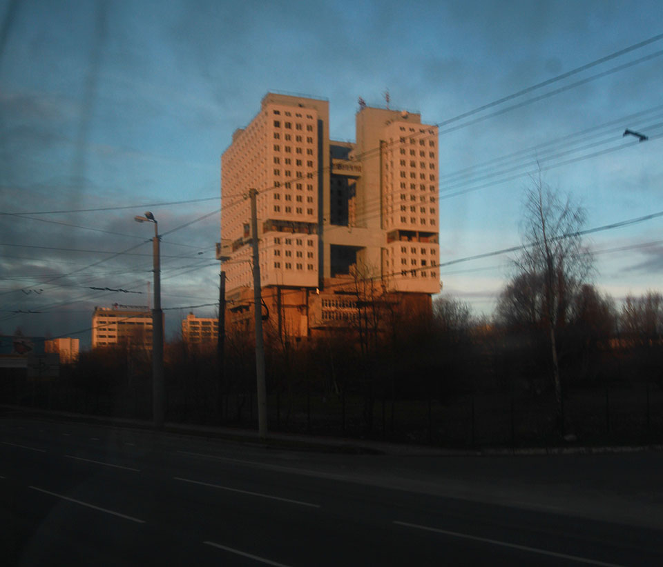 Druhého dne ráno z okne tramvaje poprvé patříme na moderní dominantu města - Palác sovětů. Již řadu let je brutalistní skvost opuštěný a opravy se dočkal jen v potěmkinovském stylu před návštěvou Vladimira Putina.