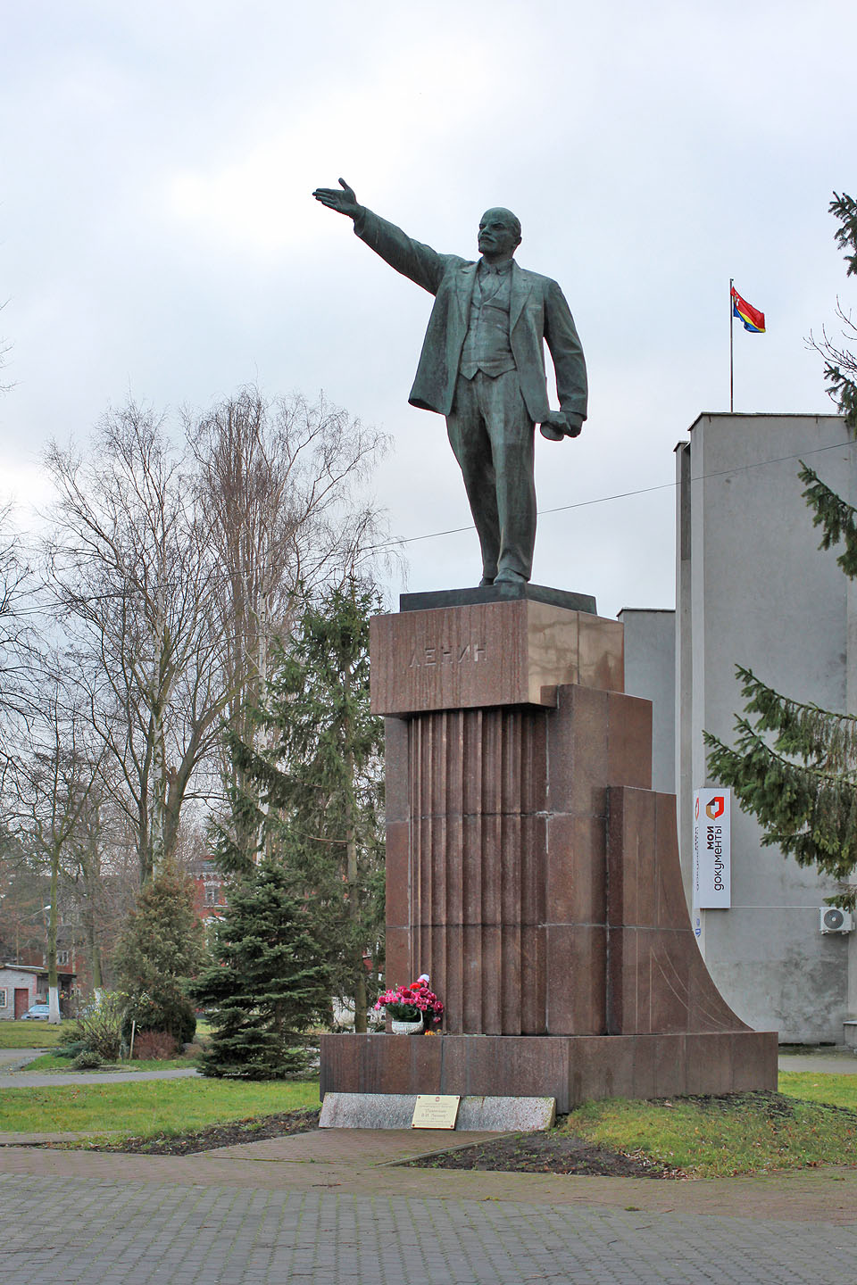 Neděli jsme strávili výletem do Baltijsku na břehu moře. Vlak jezdí jen dvakrát za den, za to Crossway made in Vysoké Mýto spojuje obě města každou hodinu. Po příjezdu nás v Baltijsku vítá sám Vladimir Iljič Lenin.
