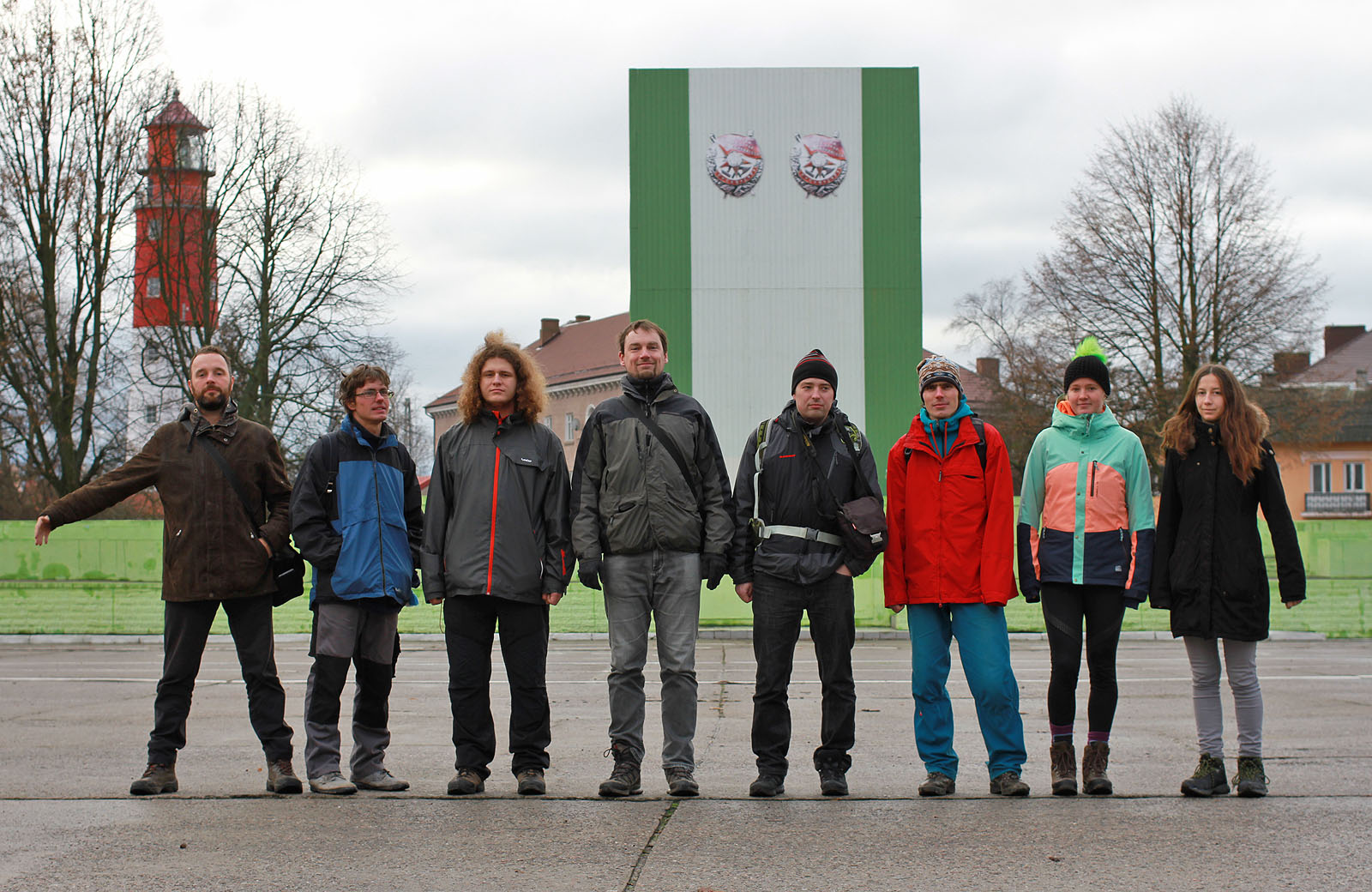 Společné foto osmi silvestrantů na nástupišti u památníku Velké vlastenecké války.