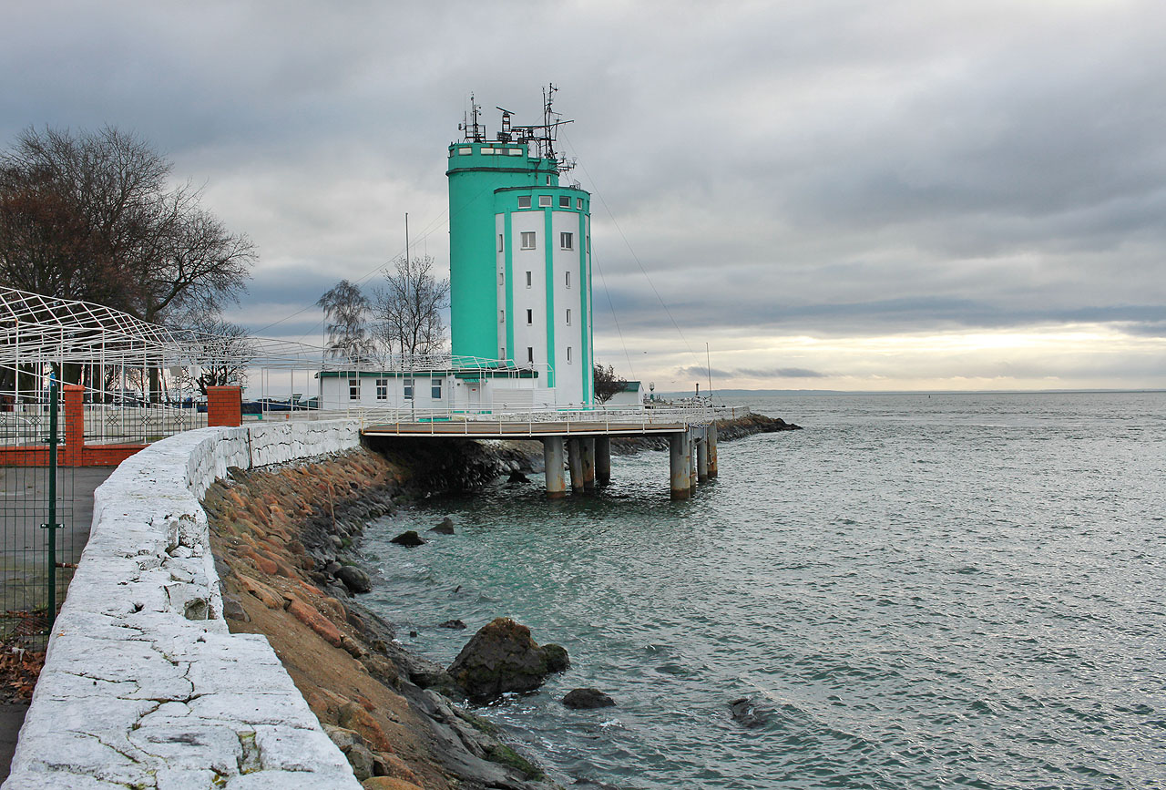 Vydáváme se na procházku po pobřeží a naslánlý vátr nám příjemně čechrá vlasy. Tuhé mrazy polevily, za chvíli si dáme mořskou koupel.