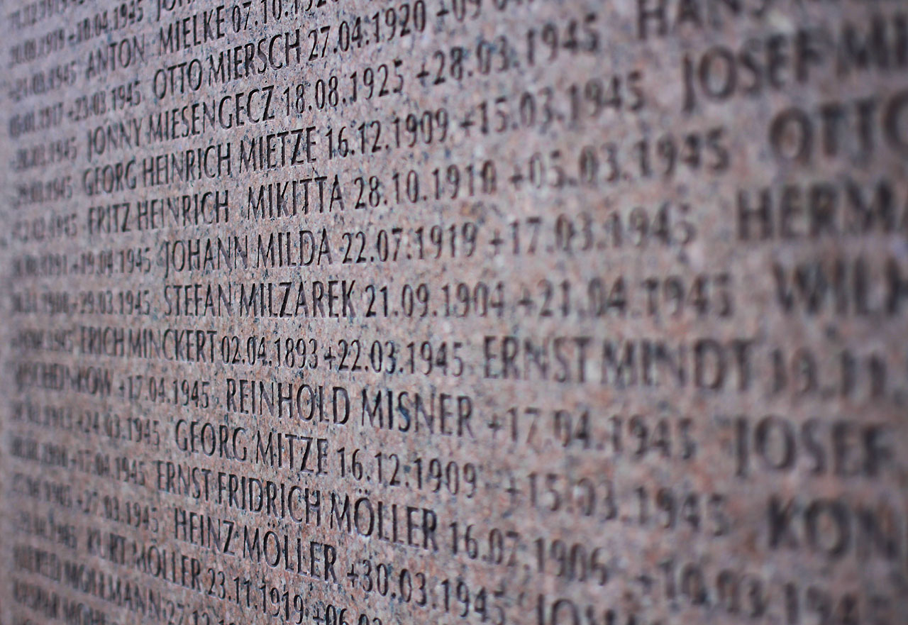 Procházku po pobřeží Baltského moře zakončujeme návštěvou válečného hřbitova německých obyvatel města. Nezůstal tu z nich (živý) prakticky nikdo.