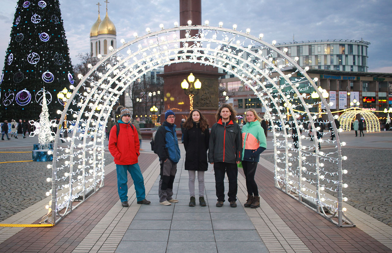 Pondělí patří kultuře. Míříme do města, do jeho širokých a neútulných ulic, o to útulnějších kaváren a cukráren a samozřejmě nemůžeme vynechat ani sondu do ruské kinematografie v podobě kresleného filmu v kině.