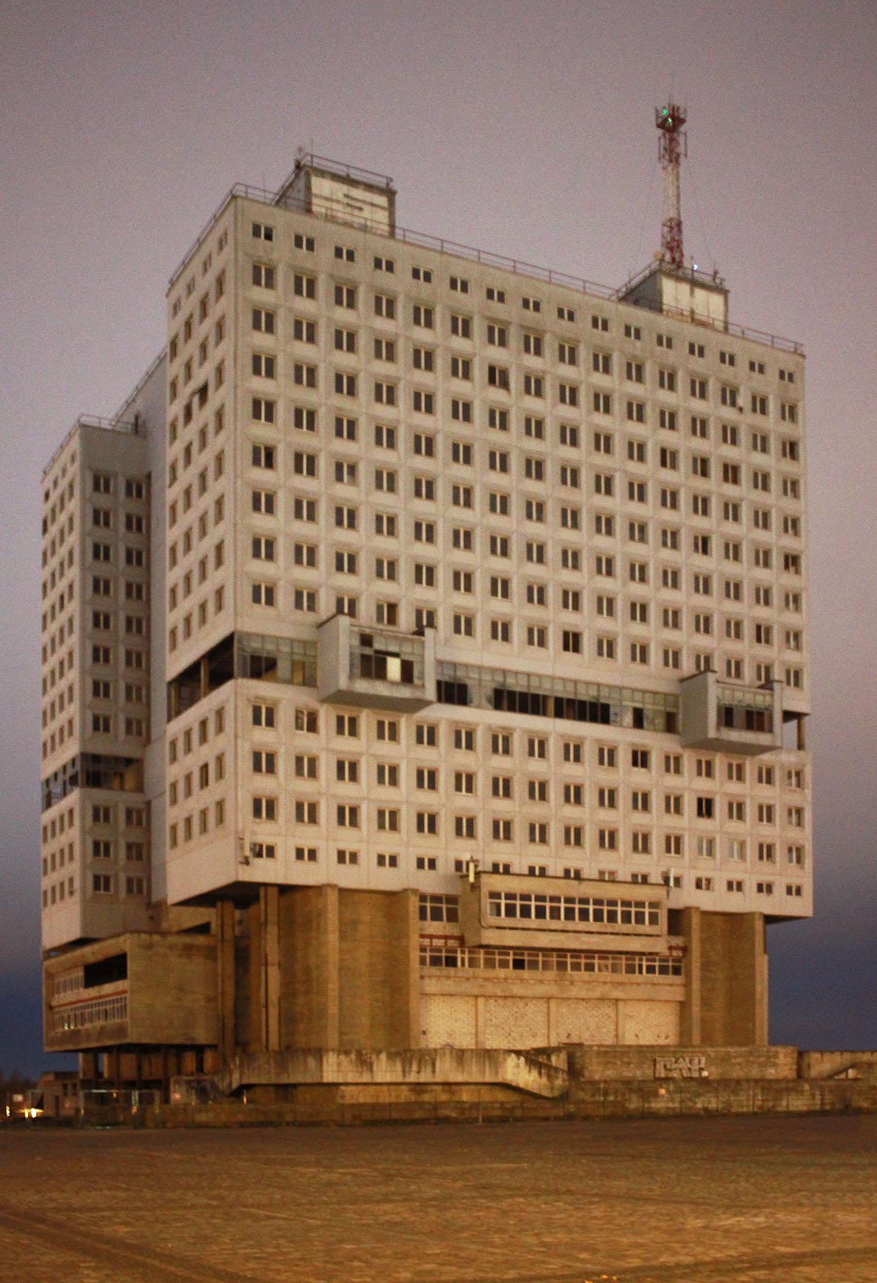 Plánovaný průzkum Paláce sovětů jsme nakonec neuskutečnili, přestože je prázdná, budova je nonstop hlídaná bezpečnostní službou. Je to škoda, rozhled ze střechy na zcela rovinaté město musí být úchvatný.