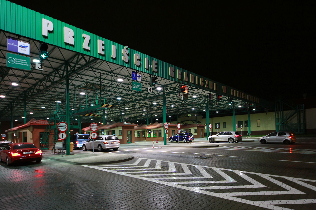 Cesta do nejzápadnějšího ruského velkoměsta se nečekaně protáhla. V Polsku neunesl neznámý sebevrah tíhu vánoční atmosféry a skočil nám pod vlak, takže nám ujel navazující vlak a tak to šlo dál a dál, pročež se naše osmice rozdělila a půlnoc mě a ¥a zastihla na přechodu v Grzechotkách. Při šestihodinovém čekání na hranicích jsme totálně promrzli, zatímco kamarádi ve městě komplikovaně řešili, jak se v noci dostat do pronajatého bytu.