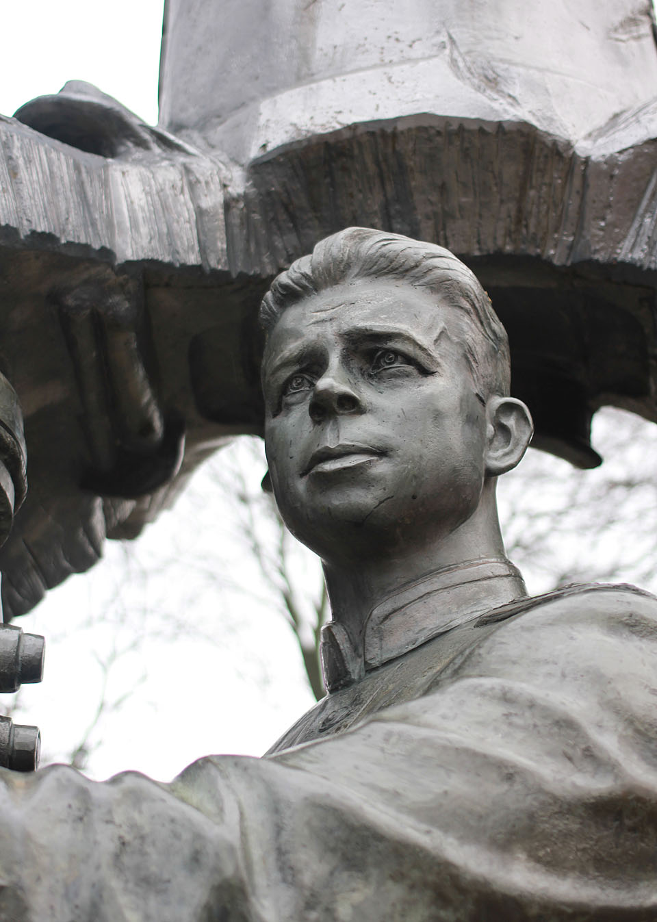 Námořní důstojník Александр Иванович Маринеско byl kapitánem sovětské ponorky S-13, která 30. ledna 1945 úspěšně torpédovala a potopila německou transportní loď Wilhelm Gustloff. Válečná loď ovšem v té době přepravovala kromě necelé tisícovky vojáků také více než devět tisíc pruských civilistů prchajících před Rudou armádou do Německa. Po úspěšném nočním zásahu třemi torpédy zahynulo 9400 osob, z velké části žen a dětí a potopení Wilhelma Gustloffa se tak stalo současně sovětským válečným úspěchem ale také krvavou tragédií. O události se proto dlouhá desetiletí nesmělo veřejně mluvit. V roce 1990 nicméně získal kapitán Маринеско titul hrdiny Sovětského svazu a posléze mu byl v Kaliningradu postaven tento pomník.