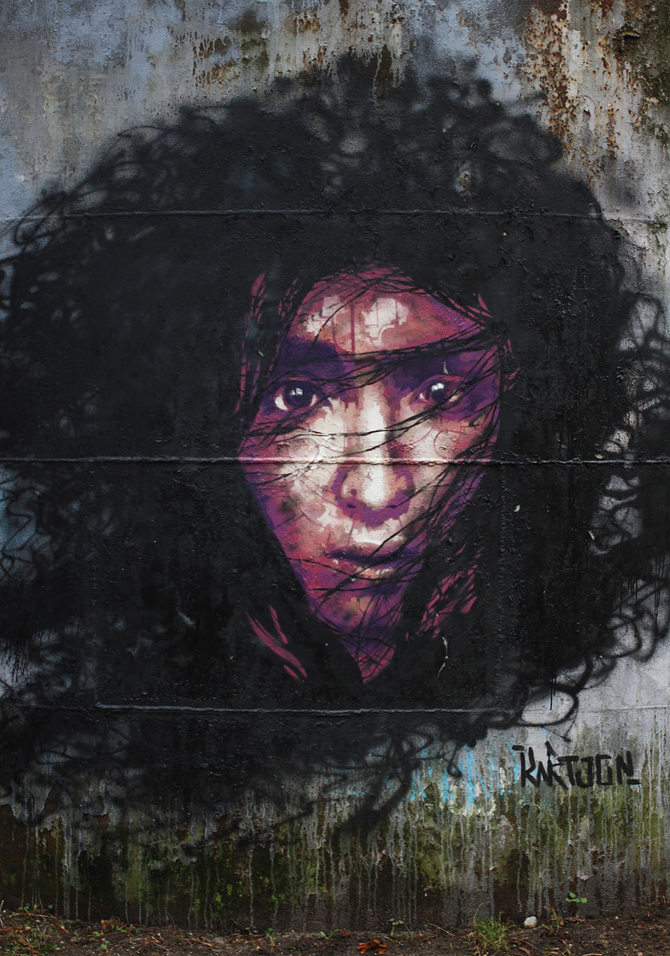 Z dálky na něj hledí tato poněkud zjitřená slečna.