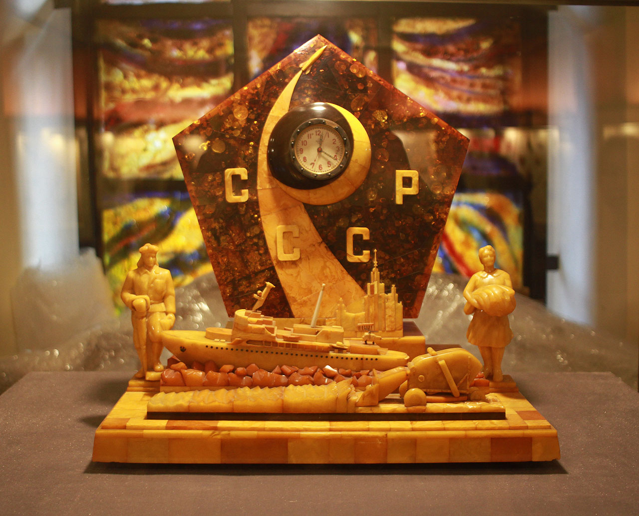 A taky tento budík připomínající nehynoucí úspěchy SSSR na poli zemědělství, vojenství a techniky.