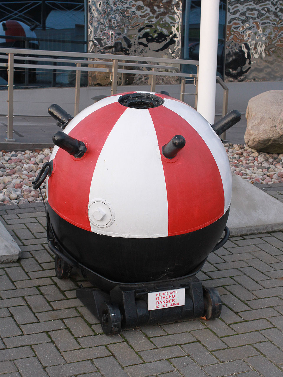 Nebezpečí! Nešplhejte po námořní mině. Bodejť ne!