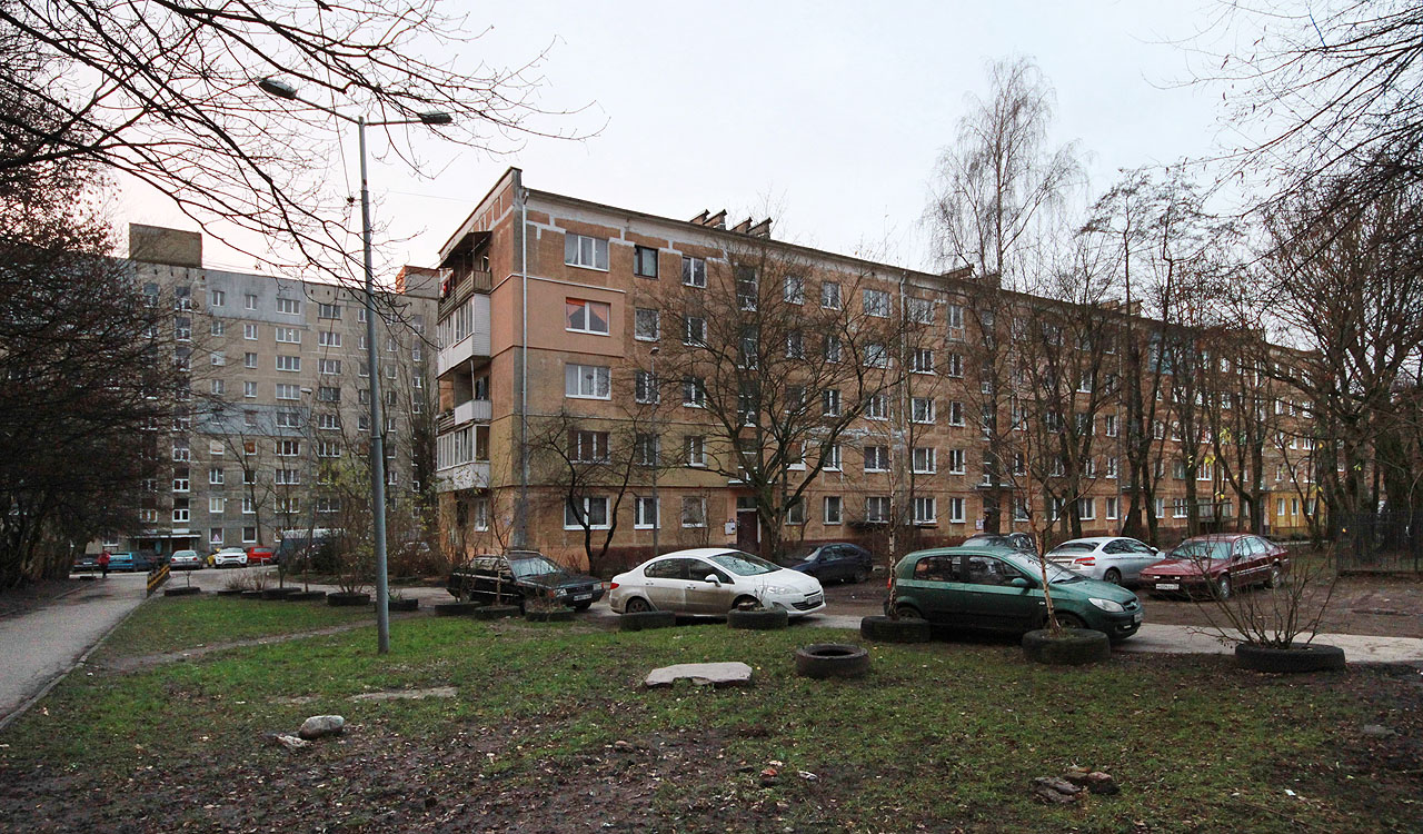 Nad ránem jsme zoufalí a taxíkem dospěli od hranice do Airbnb bytu také my dva. V tomto domě v širším centru města pak byla naše základna pro příštích pět dnů.