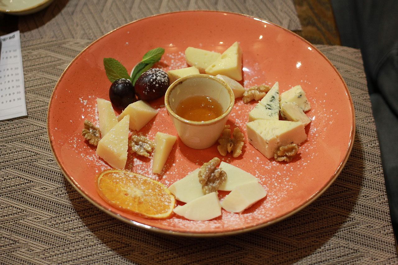 Po strastiplné cestě jsme nemohli začít pobyt v Rusku jinak než pořádným kulinářským zážitkem. Restaurace Dodo alias Blboun nejapný se záhy stala naším oblíbeným podnikem ve městě.