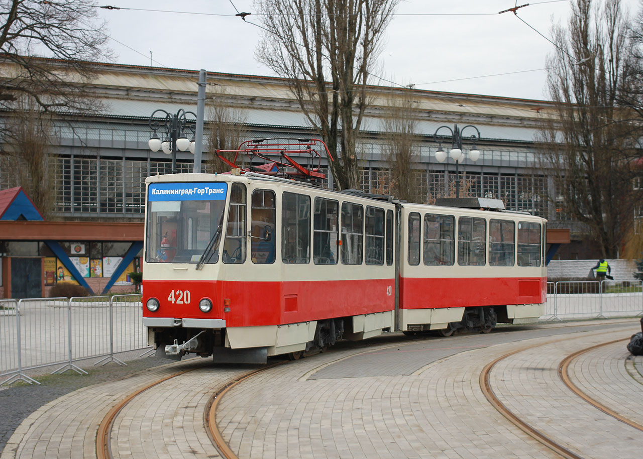 Mým soukromým cílem byl také průzkum místní tramvajové dopravy (úzkokolejky o rozchodu 1000 mm). Z kdysi rozsáhlé sítě, budované už od roku 1895 dnes zůstala v provozu jediná linka, na které jezdí tramvaje Tatra KT4 z Prahy.