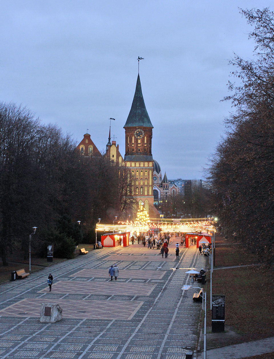 Jedinou podstatnou památkou, která s pomocí generální rekonstrukce přežila totální srovnání města se zemí během 2. světové války, je katedrála sv. Vojtěcha. Sám česko-polský světec zahynul při pokusu obrátit původní obyvatele, tedy Prusy patřící k pobaltské etnické skupině, na víru. V katedrále je ovšem pohřben jiný místní velikán, Imannuel Kant.