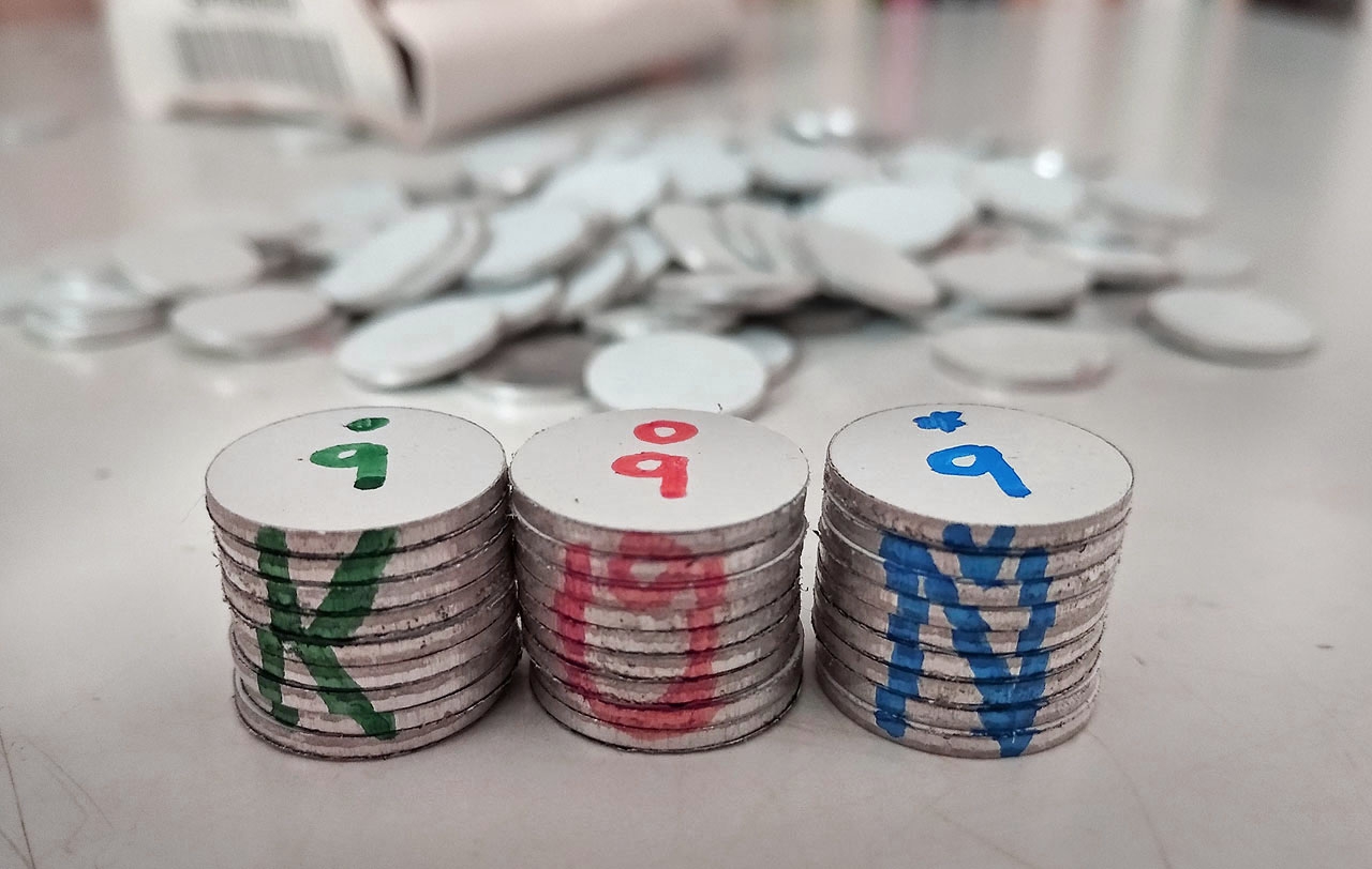 Řešením šifry bylo slovo KŮŇ, které dovedlo luštitele až do útrob plyšového koně (který má bůhví proč rozepínací břicho) neboli daru pro SPJF od spisovatele Ivo Fencla.