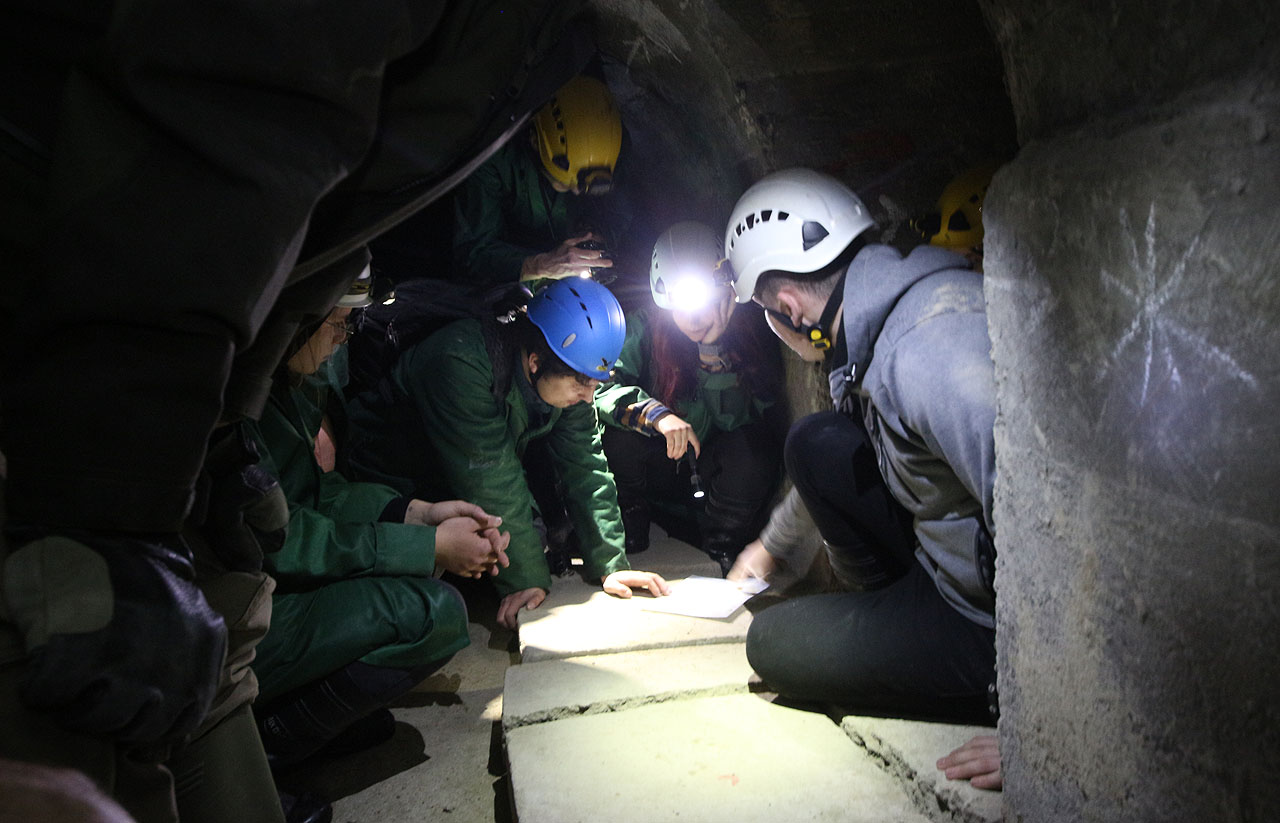 …a plamenná debata nad tím, kde že to doopravdy jsme. Určit přesnou polohu bývá těžké, ale aspoň na hrubo jsme se zorientovali.
