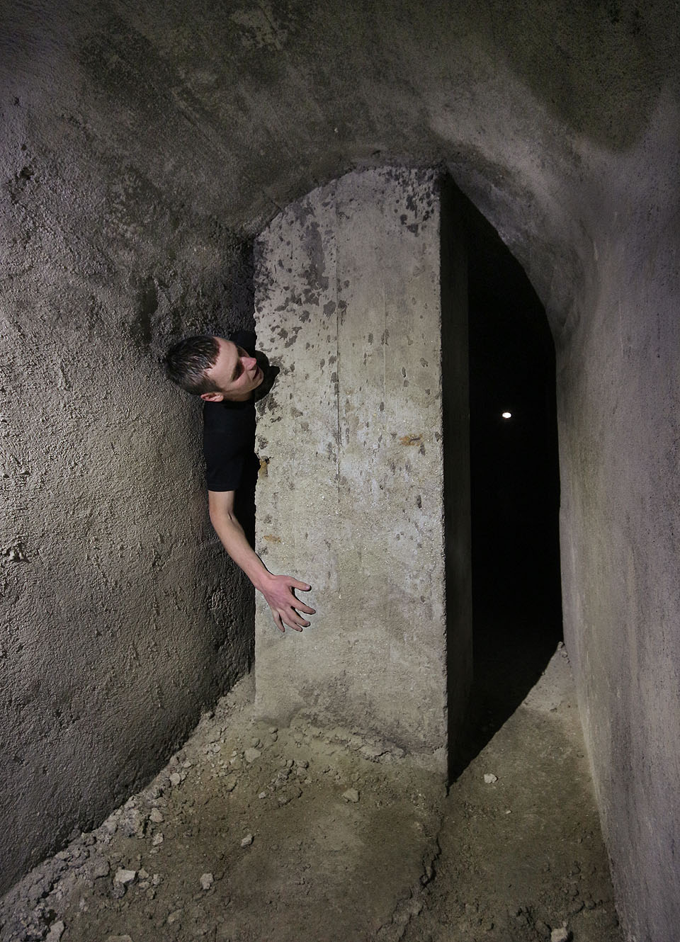 Do cesty se nám ovšem staví nepříjemné překážky. Například zde se ¥ protahuje nejužší skulinou v podzemním Znojmě, aby se ještě někdy dostal domů. Vylezl přidušený a s roztrženým tričkem, ale jako jediný z nás tuhle cestu opravdu zvládl.