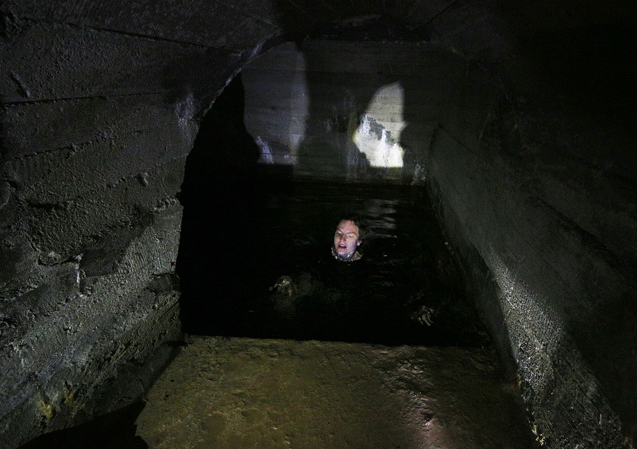 My ostatní jsme museli do vody. Znáte ten pocit, když plavete do tmy v led(n)ové vodě neznámé hloubky a strop nad vaší hlavou klesá níž a níž?
