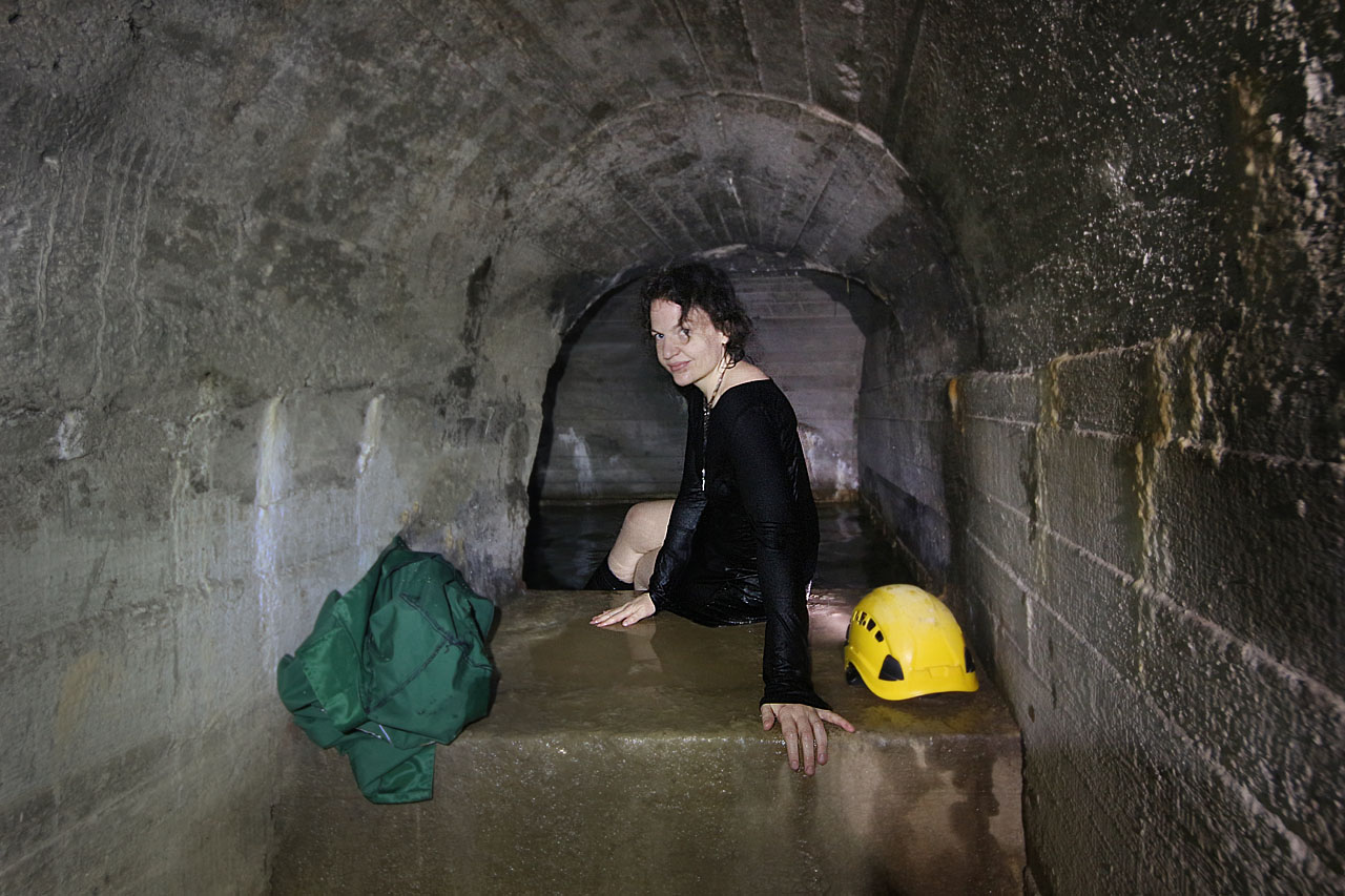 Jako první se s podzemní plavbou vypořádala Verča, která do vody skočila i v oblečení. Po výstupu na mráz na povrchu toho záhy litovala.