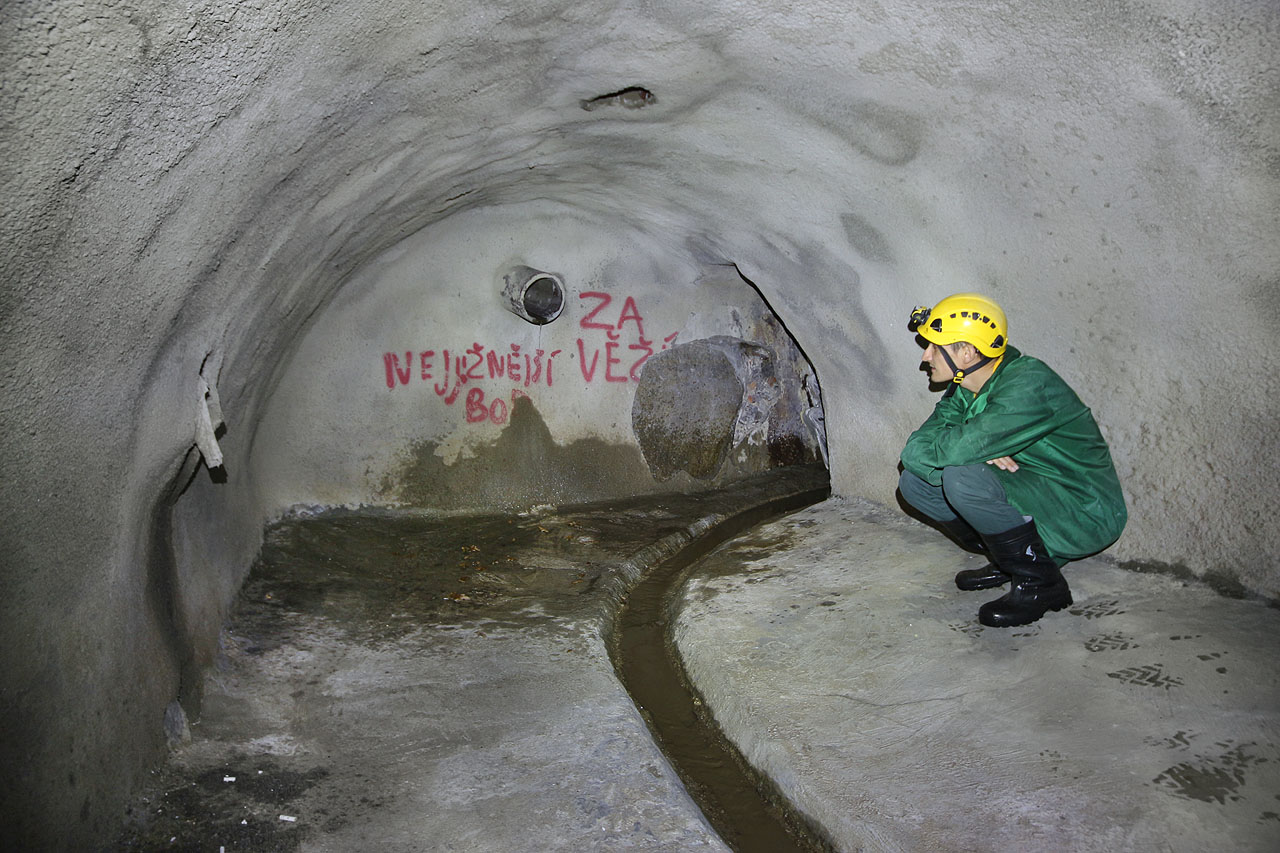 Za odvahu, tprělivost a odhodlání jsme se nakonec dostali až na nejjižnější bod znojemského podzemí. Ovšem ne tak docela - voda v počvě pokračuje do roury, do které by možná šlo vlézt. A tak jsem do ní vlezl a pokračoval sám dalších pár desítek metrů. Roura se ovšem zdála být nekonečnou a když mně kamarádi zmizeli z dohledu i doslechu, raději jsem se doplazil zpět. Sám se na takové úlohy tak úplně necítím.