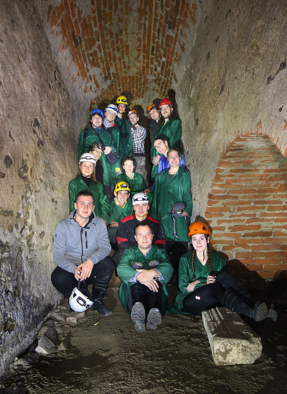 Šestnáctero statečných podzemních průzkumníků z Druhého Brna, Jihlavy, Znojma a Popradu.