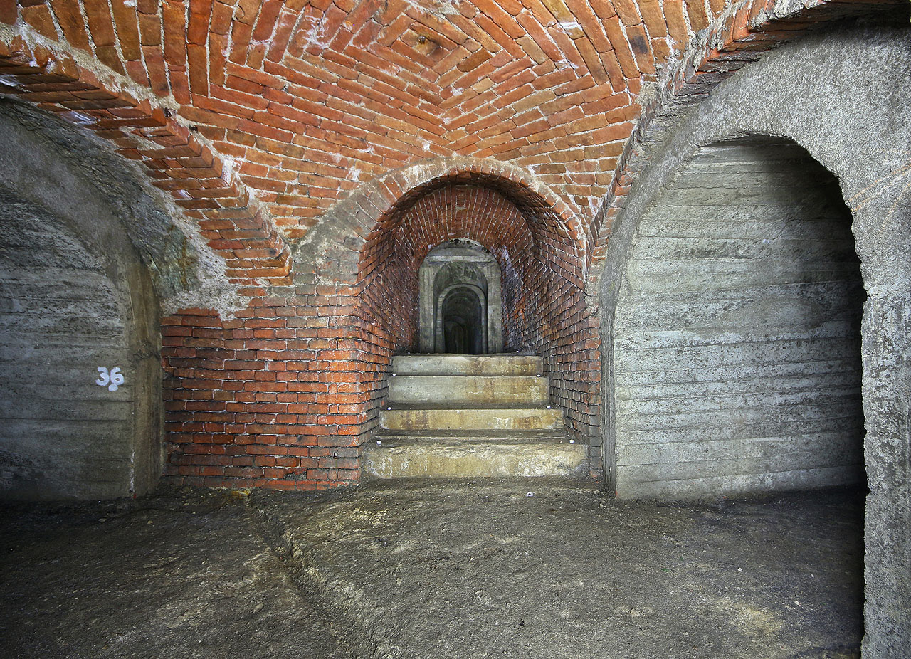 Občas jsou chodby širší než na jednu postavu a sem tam se mihnou člověku nad hlavou i pěkné vyzděné oblouky kleneb.