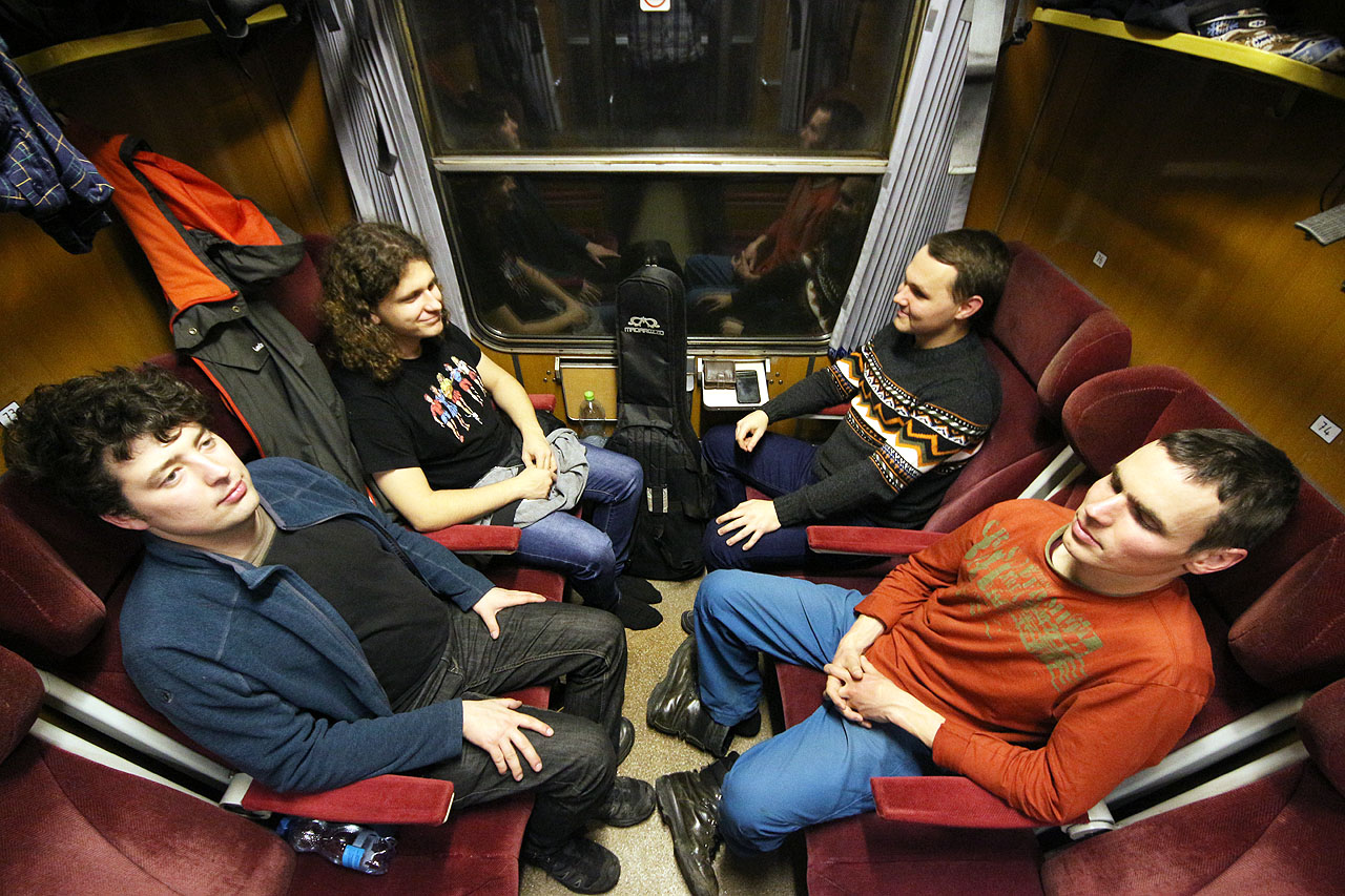 Cesta z Brna do Bystrice je vlakem dlouhá. A z Plzně (odkud jel Ič) ještě skoro dvakrát delší. Než jsme se dostali do cíle, stihli jsme se seznámit s Marinou, která píše bakalářskou práci o urbexu v Brně, popovídat si o všem možném a dokonale zatmět.