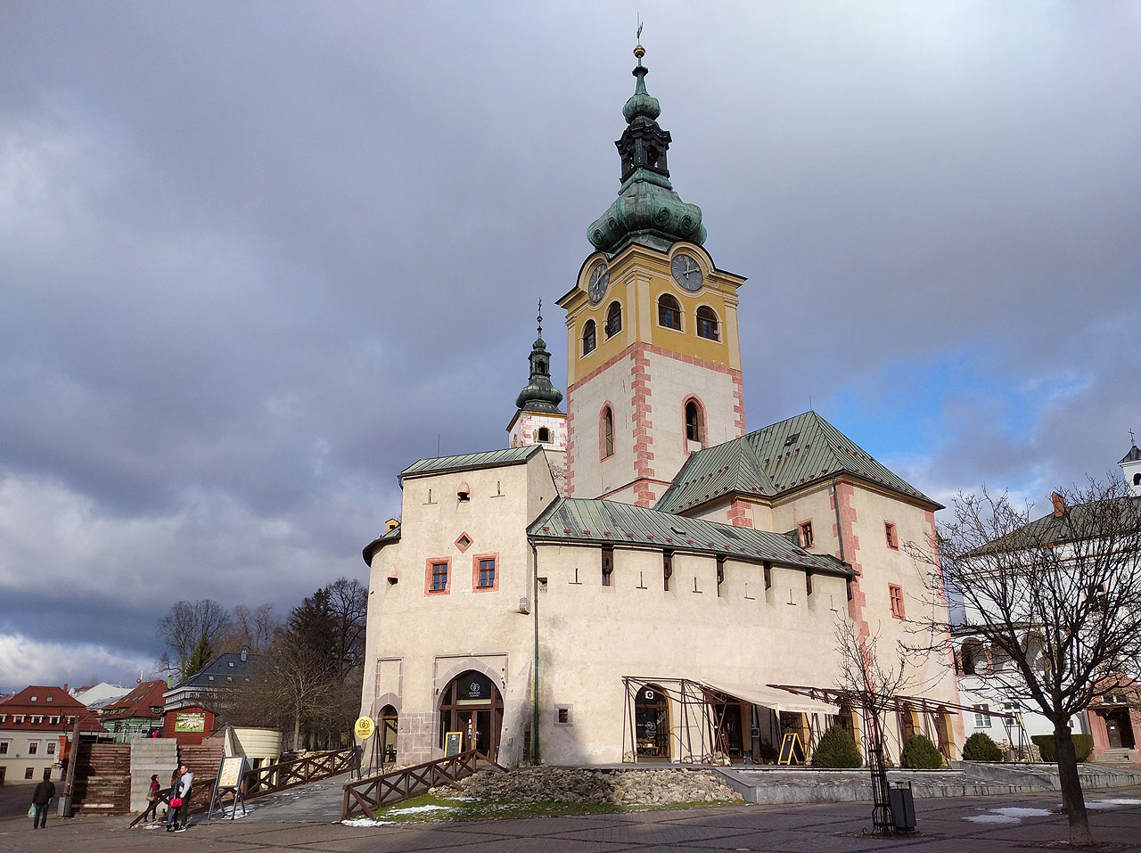 Městský hrad v Banské Bystrici neobvykle uzavírá přímo horní část hlavního náměstí Slovenského národního povstání.