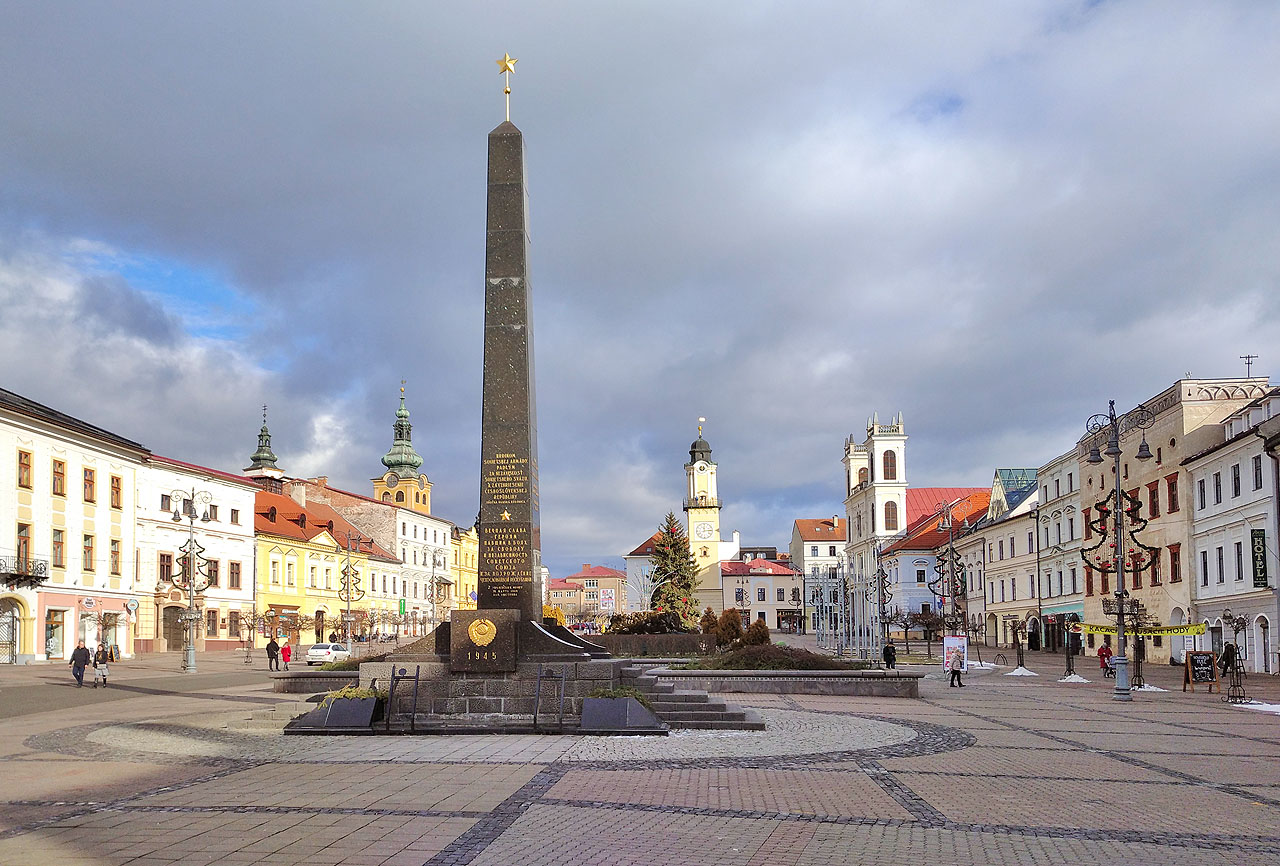 Jeho opačné straně dominuje temný památník obětí války z řad Rudé armády.