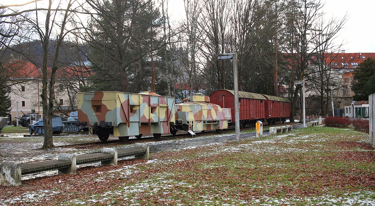 U obrněného vlaku SNP jsem si zavzpomínal na to, jak jsme sem před dvanácti roky doputovali na <a href="/reportaz/2008ZTA">zimním táboře Sedm let v Tibetu</a>.