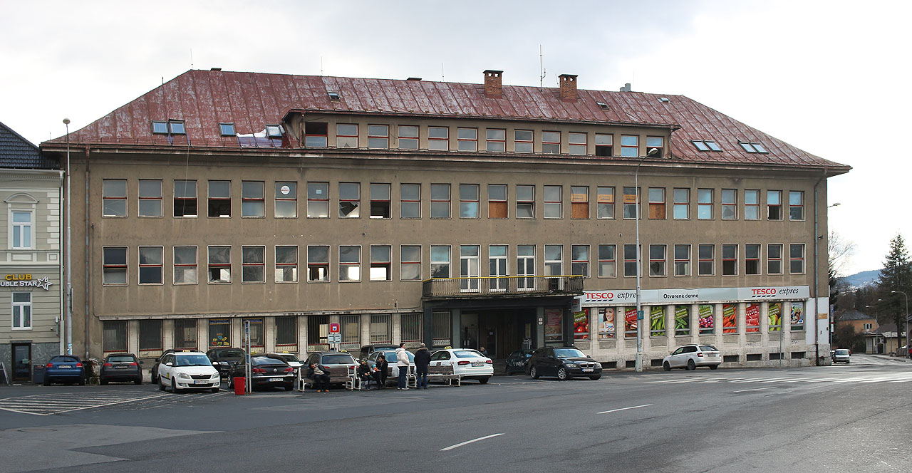 Sobotní odpoledne patřilo zejména urbexovým průzkumům. Holky nás vzaly do údolí řeky Bystrice ke Karlovu. Začínáme ovšem na Strieborném náměstí u (polo)opuštěného obchodního domu. 