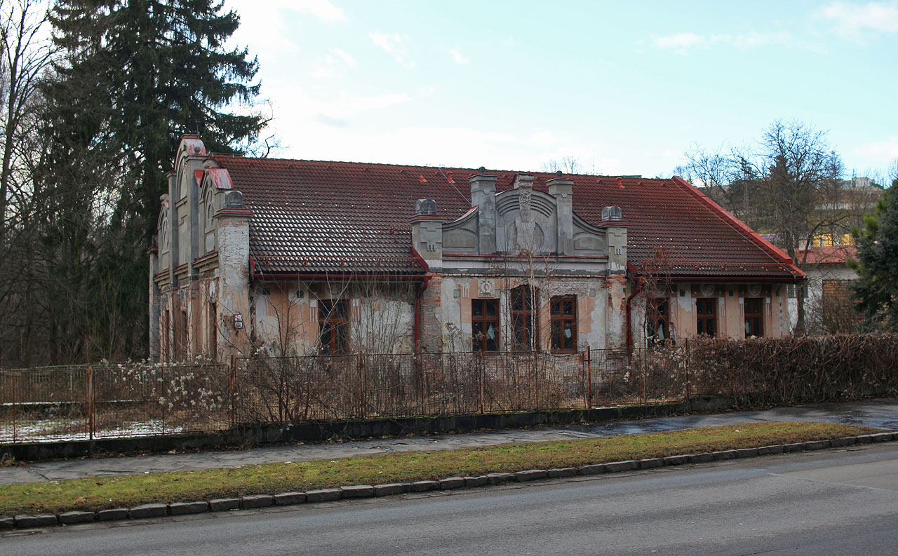 Někdy je nám zatěžko od sebe odlišit historické dílny, továrničky a ozdobné vilky. Slovenská architektura z dob průmyslové revoluce se od té české přece jen trošku liší a občas jednoduše tápeme. Toto byla pravděpodobně jedna z budov proslulého měděného hamru.