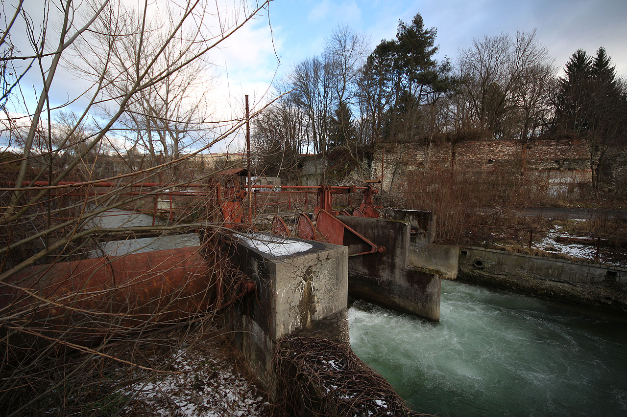 Po Lazovné ulici přicházíme až ke splavu na Bystrici, který nadržoval vodu pro celou soustavu náhonů měděného hamru.