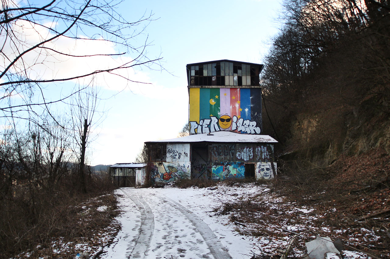 Načším dnešním cílem jsou pozůstatky lanovky, která vedla od vápencového lomu v kostiviarské severně od města až do cementárny na Partizánské cestě.