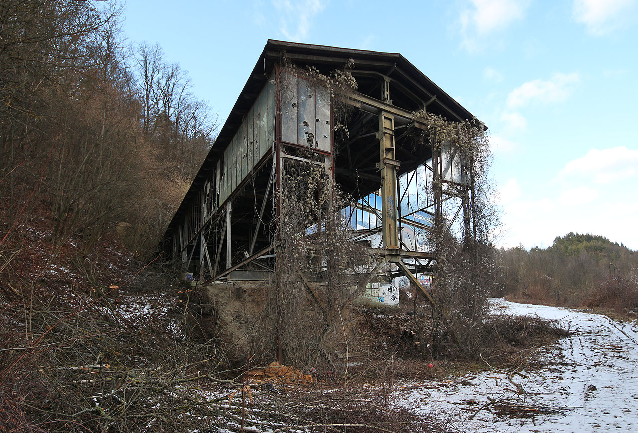 Lanovka dlouhá přes čtyři kilometry sloužila k dopravě vápence a slinků z lomu na úbočí kopce Laskomer do cementárny od roku 1958.