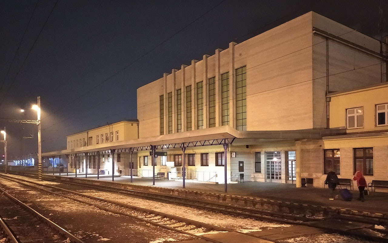 Před půlnocí jsme dorazili na hlavní nádraží v Banské Bystrici.