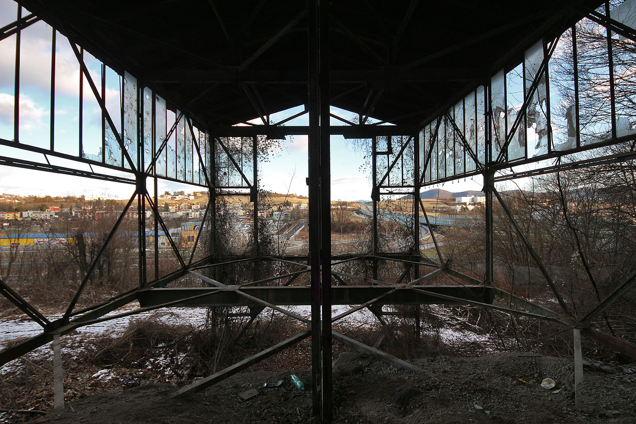 Tudy opouštěly zavěšené vozíčky s vápencem pevnou zem, aby přes Rudlovou zamířily k pecím.