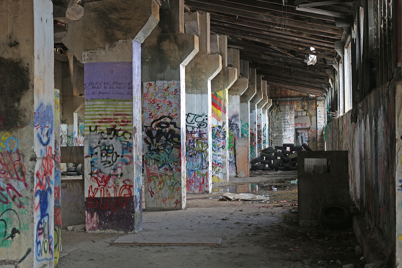 Dnes je stanice lanovky opuštěná a stala se zázemím nejrozmanitějším umělcům a kriminálníkům.