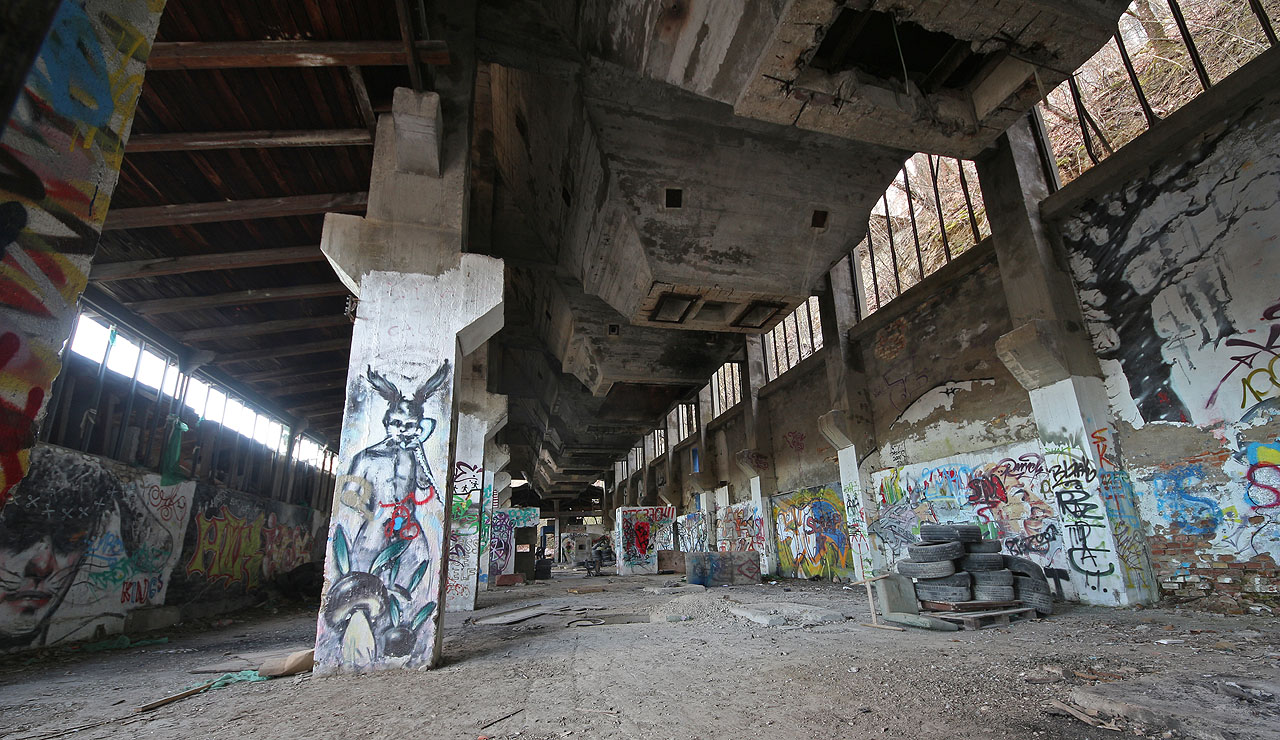 Do zásobníků nad našimi hlavami se materiál dostával z výše položeného lomu zřejmě nějakým druhem dopravníků.