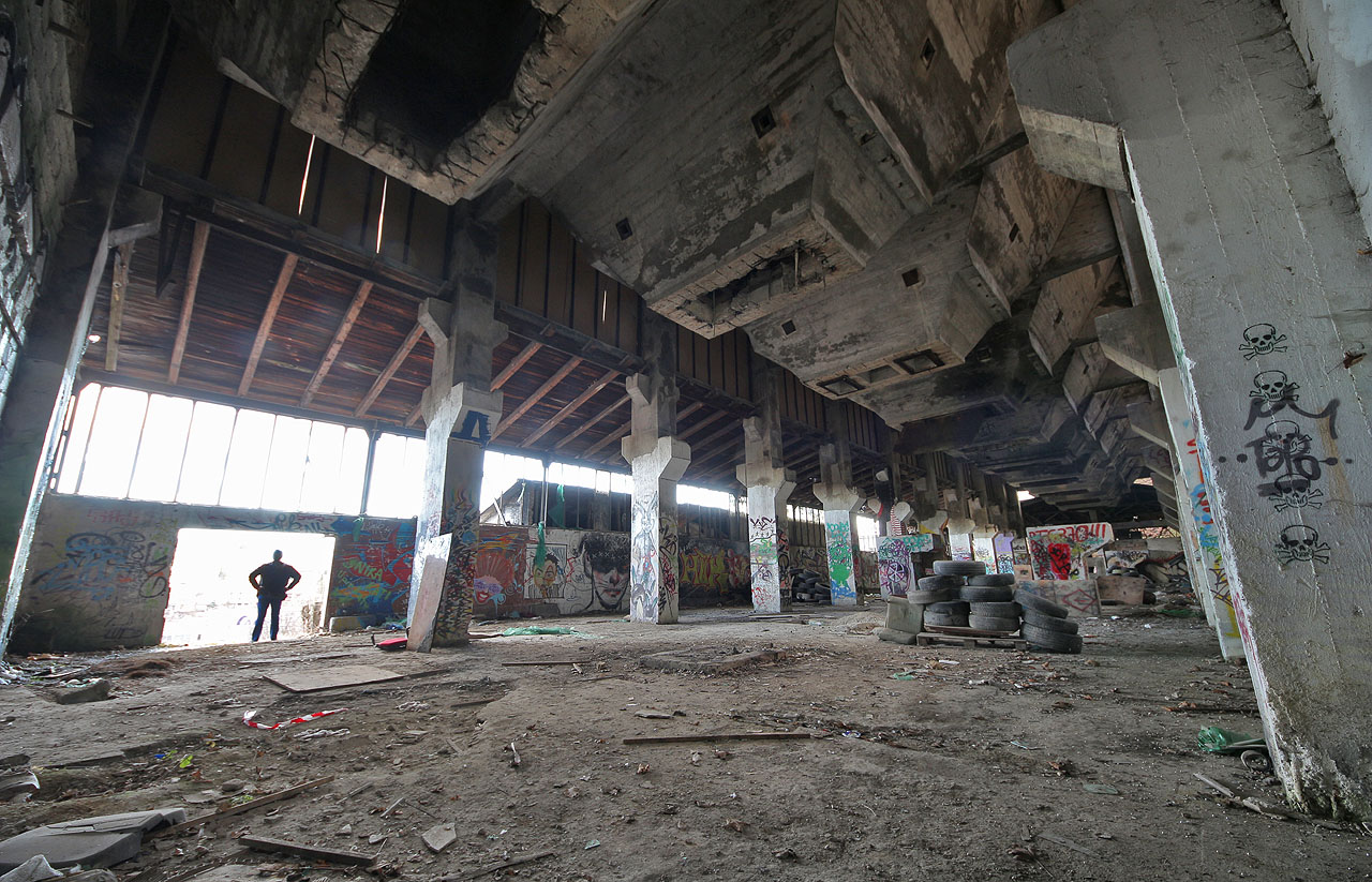 Mimo jiné se nákladní lanovka stala odkladištěm všeho nepotřebného odpadu, co ho Bystričani mají.