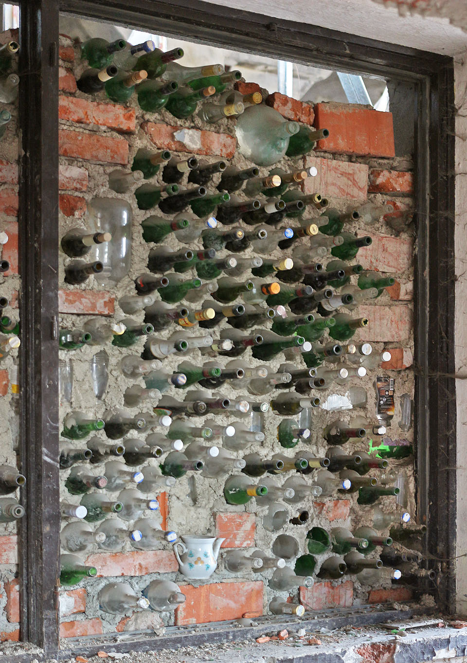 Zde se vyřádil zedník - pijan.