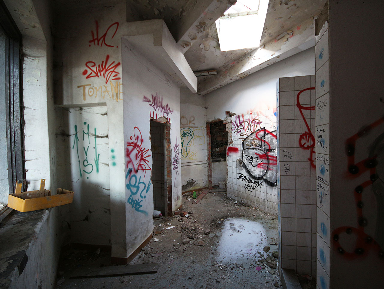 V provozu byla lanovka do roku 2002, kdy společnost Holcim cementárnu uzavřela.